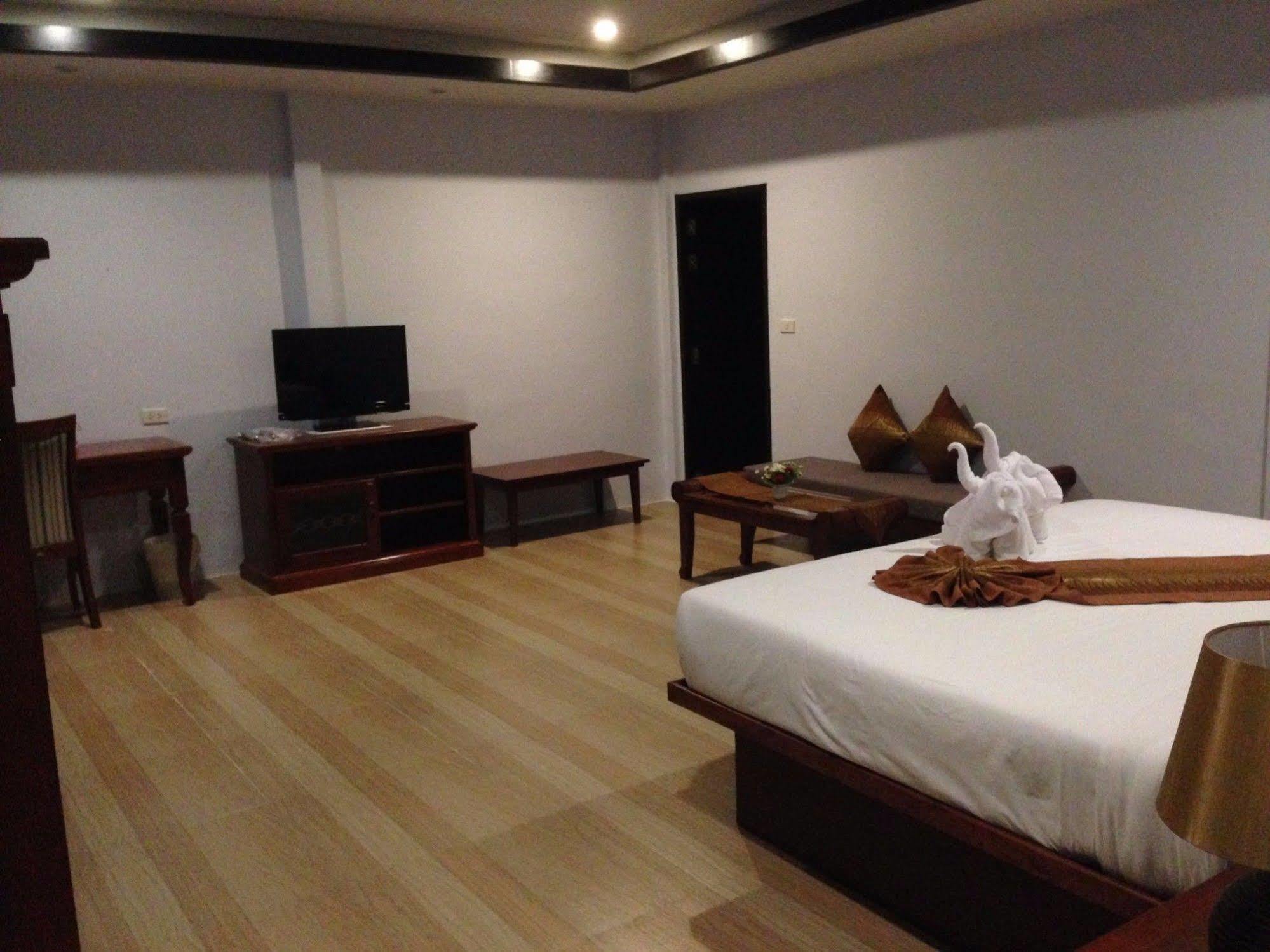 The Hip Resort @ Khao Lak Bang Sak Exterior photo